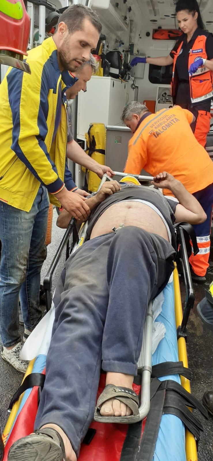 Accident pe DJ 201 B în Ialomița. Un autocamion cu remorcă, a derapat, iar remorca acestuia s-a răsturnat. O persoană a fost rănită 18840362