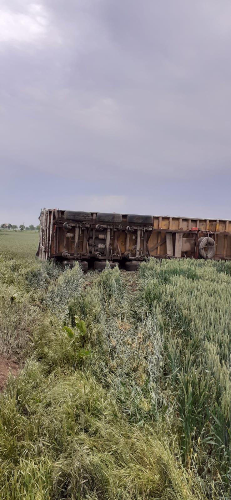 Accident pe DJ 201 B în Ialomița. Un autocamion cu remorcă, a derapat, iar remorca acestuia s-a răsturnat. O persoană a fost rănită 18840363