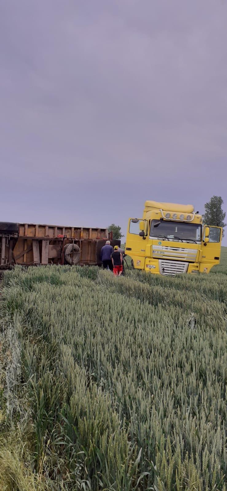 Accident pe DJ 201 B în Ialomița. Un autocamion cu remorcă, a derapat, iar remorca acestuia s-a răsturnat. O persoană a fost rănită 18840364