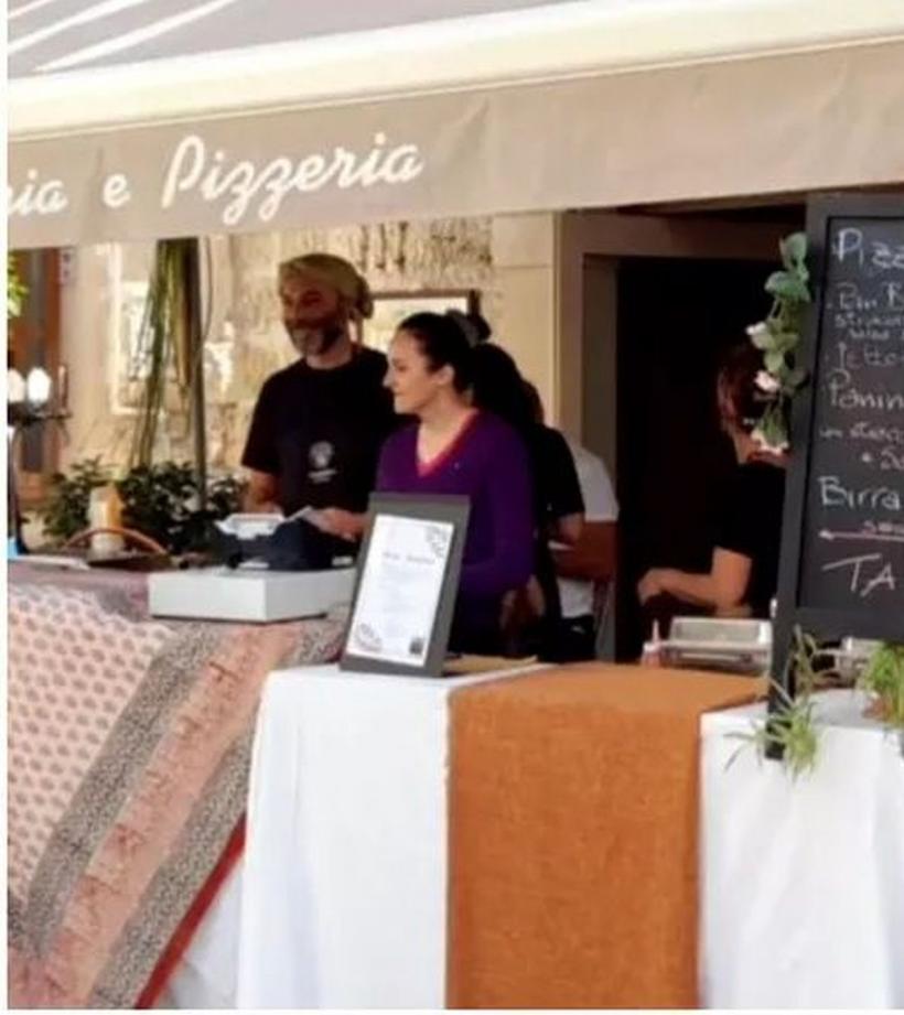 Alina Bica, surprinsă în timp ce vinde pizza în Italia. Ea a fost condamnată la închisoare și a fugit din țară