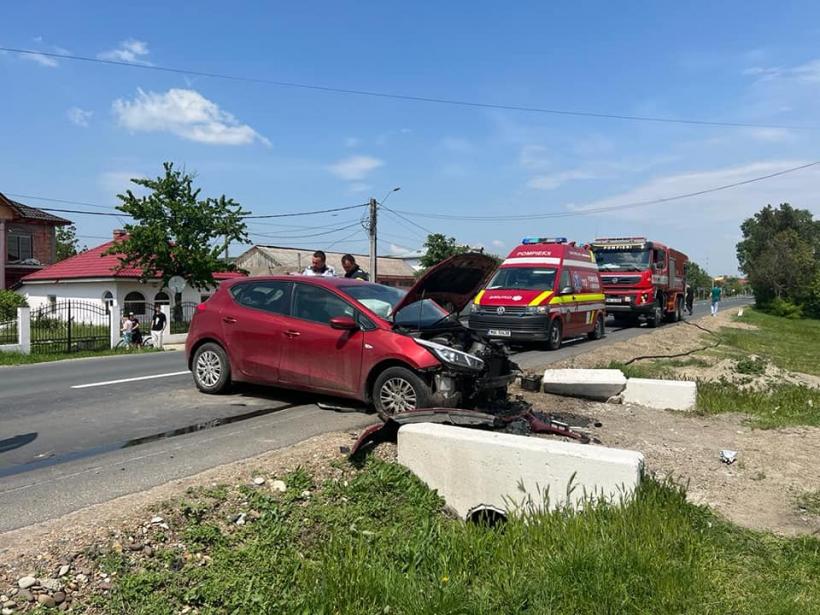 Accident în Vaslui. Un autoturism a lovit un cap de pod. În mașină se afla și un bebeluș