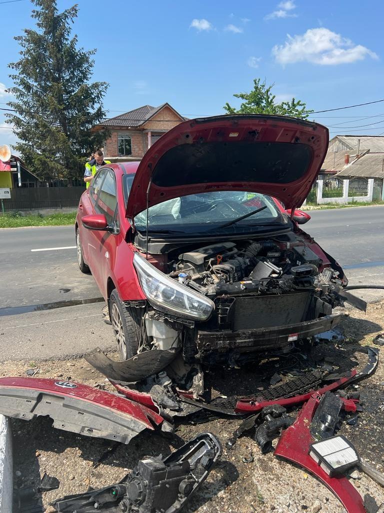 Accident în Vaslui. Un autoturism a lovit un cap de pod. În mașină se afla și un bebeluș 18840482