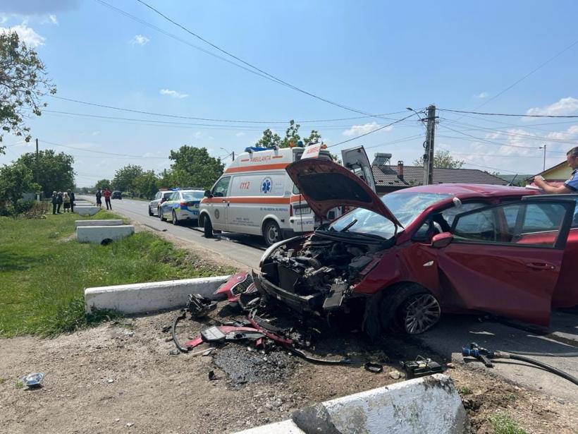Accident în Vaslui. Un autoturism a lovit un cap de pod. În mașină se afla și un bebeluș 18840483