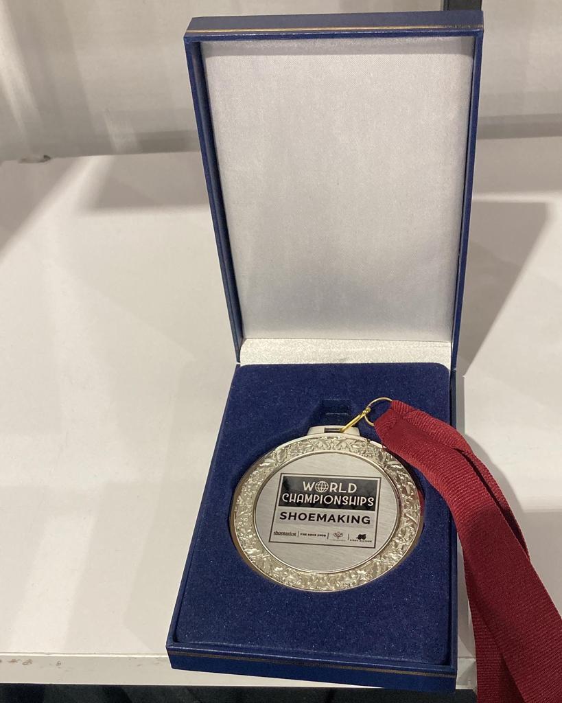 PREMIERĂ: Un român, pe podiumul World Championship of Shoemaking. A creat unul din cei mai frumoși pantofi văzuți vreodată 18840202