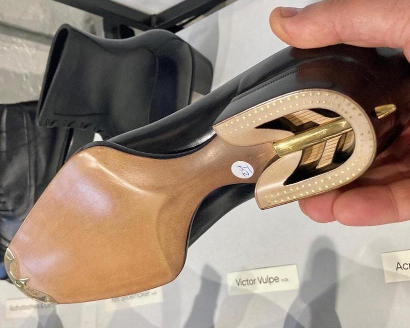 PREMIERĂ: Un român, pe podiumul World Championship of Shoemaking. A creat unul din cei mai frumoși pantofi văzuți vreodată 18840206