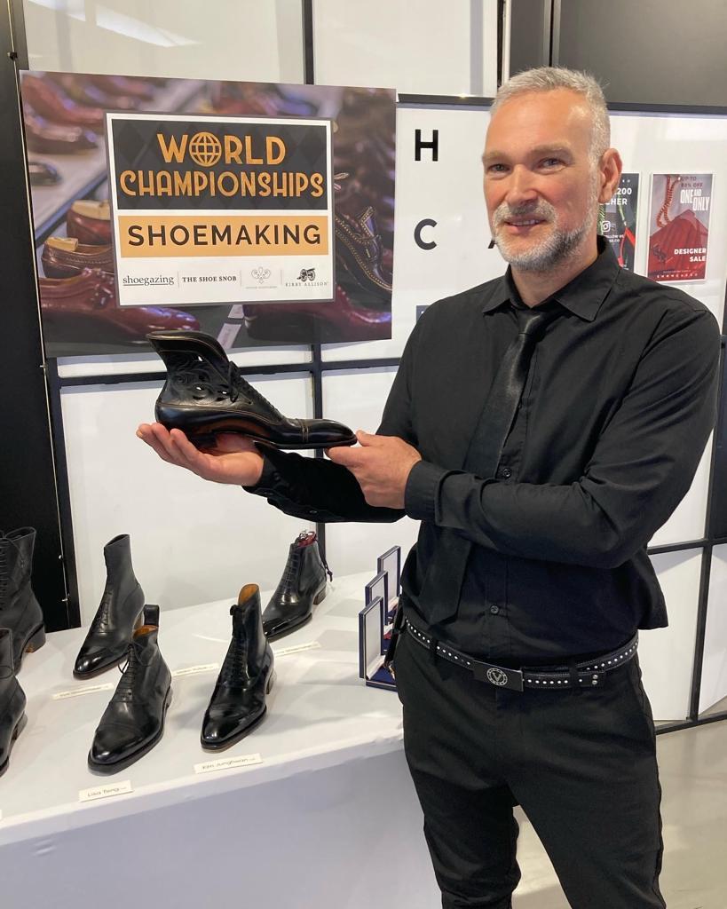 PREMIERĂ: Un român, pe podiumul World Championship of Shoemaking. A creat unul din cei mai frumoși pantofi văzuți vreodată 18840208