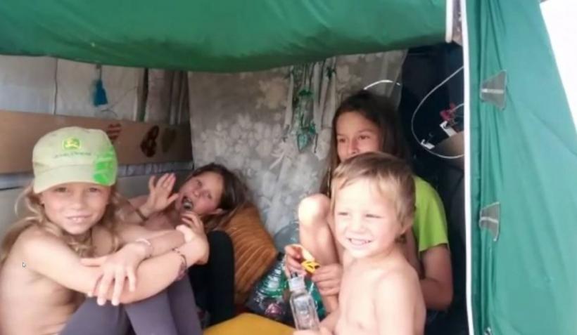 O familie de francezi, care călătoresc prin lume cu o căruță trasă de un măgar, au ajuns în România. Povestea fantastică a acestei călătorii 18840519