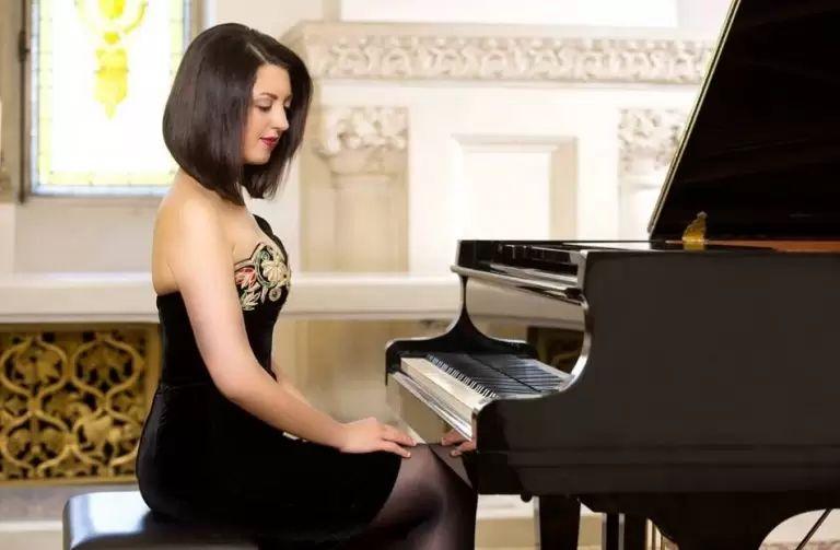 Pianista Alexandra Dariescu cântă la Ateneu sub bagheta lui Gabriel Bebeşelea