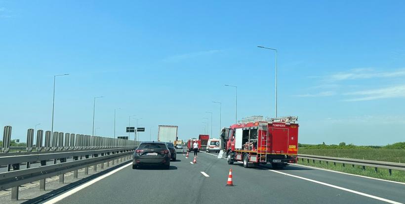 Accident teribil pe Autostrada A1 în județul Timiș. O autoutilitară a intrat într-un TIR. O persoană a ajuns la spital 18840719