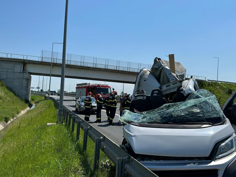 Accident teribil pe Autostrada A1 în județul Timiș. O autoutilitară a intrat într-un TIR. O persoană a ajuns la spital