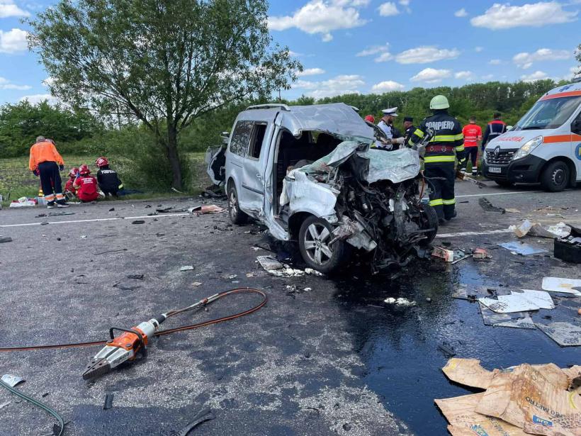 Accident grav cu 3 mașini în județul Neamț! Trei persoane au murit. A fost activat Planul Roșu de Intervenție