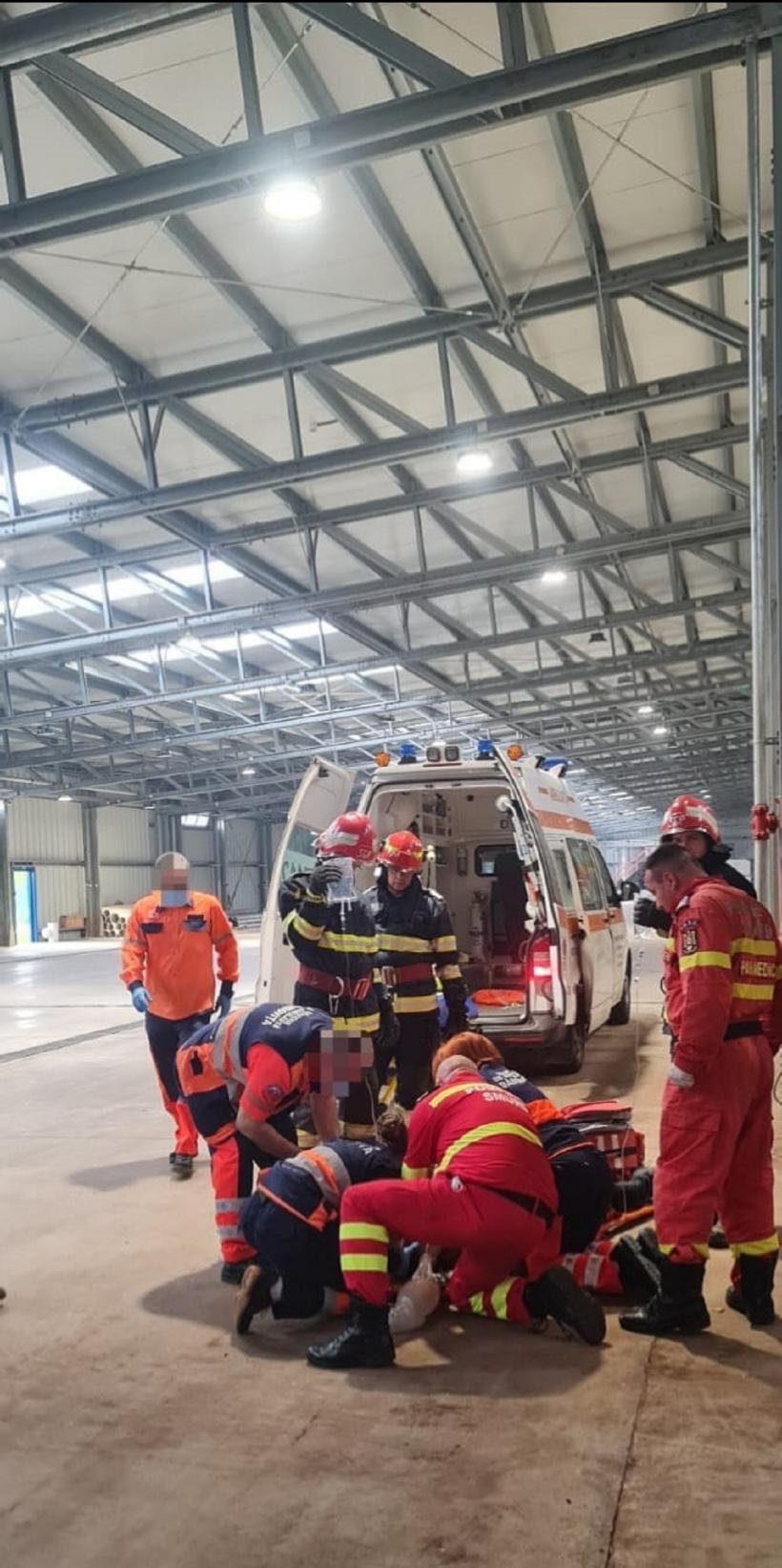 Bărbat, prins într-o presă hidraulică 18840675