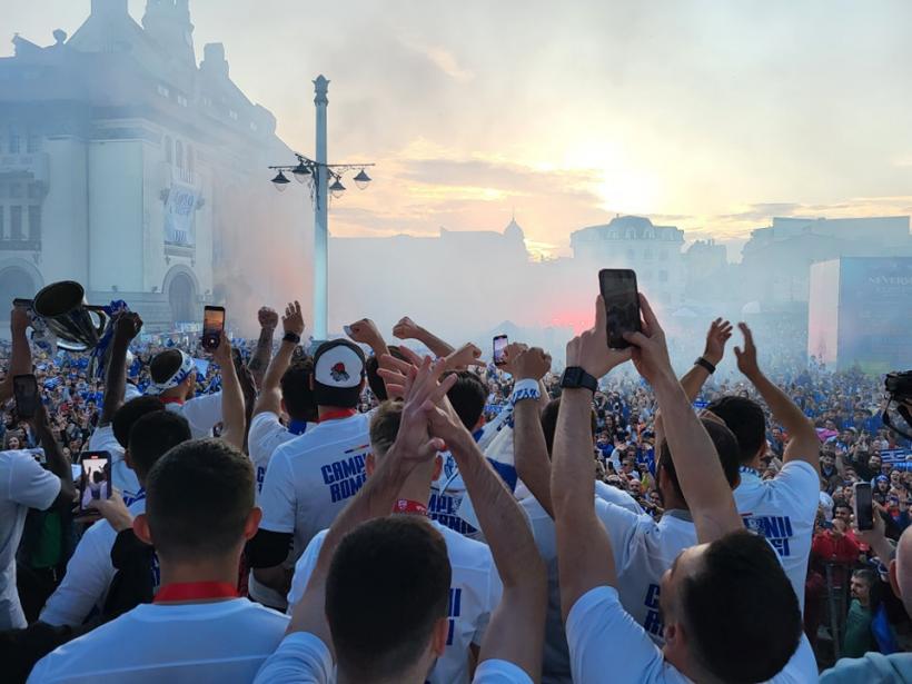 Campionii, sărbătoriți acasă: Hagi și Farul au scos mii de constănțeni în Piața Ovidiu 18840844