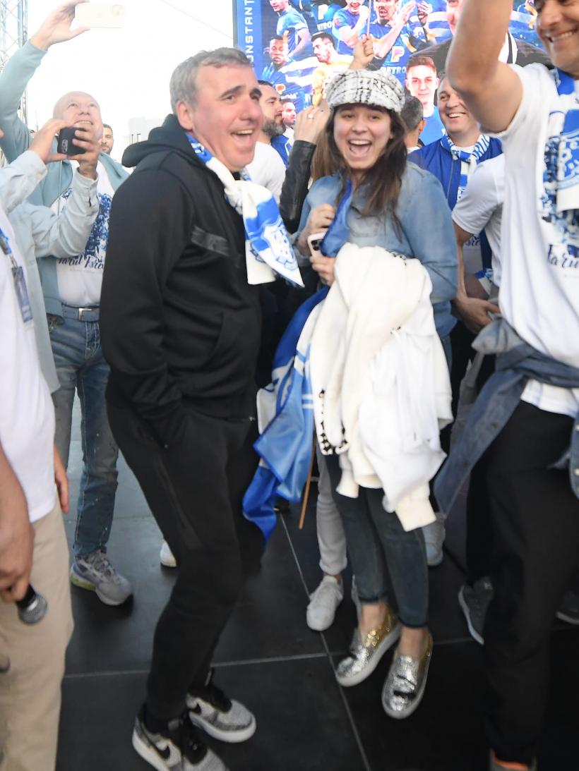 Campionii, sărbătoriți acasă: Hagi și Farul au scos mii de constănțeni în Piața Ovidiu 18840845