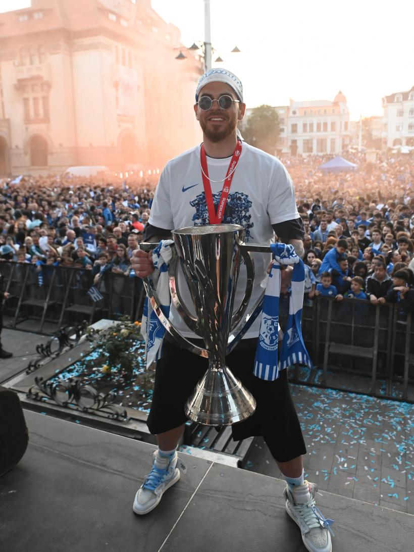 Campionii, sărbătoriți acasă: Hagi și Farul au scos mii de constănțeni în Piața Ovidiu 18840846