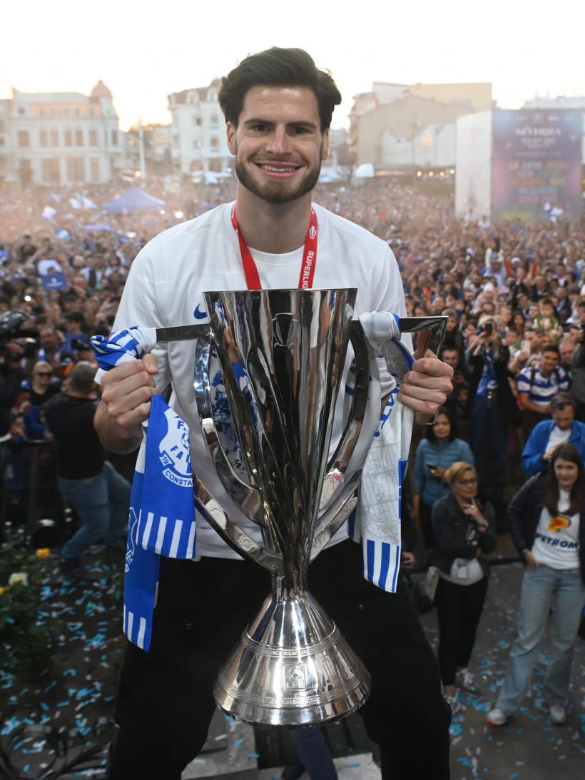 Campionii, sărbătoriți acasă: Hagi și Farul au scos mii de constănțeni în Piața Ovidiu 18840847