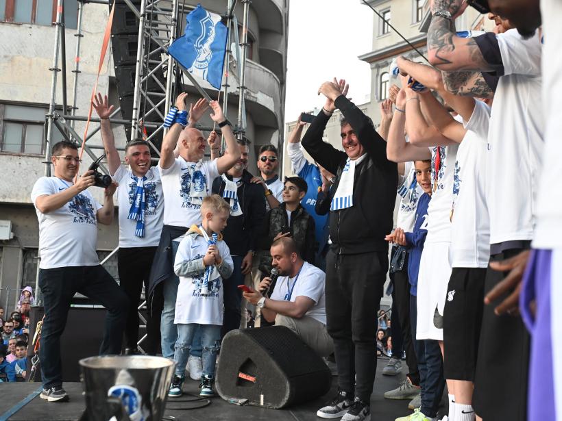 Campionii, sărbătoriți acasă: Hagi și Farul au scos mii de constănțeni în Piața Ovidiu 18840849