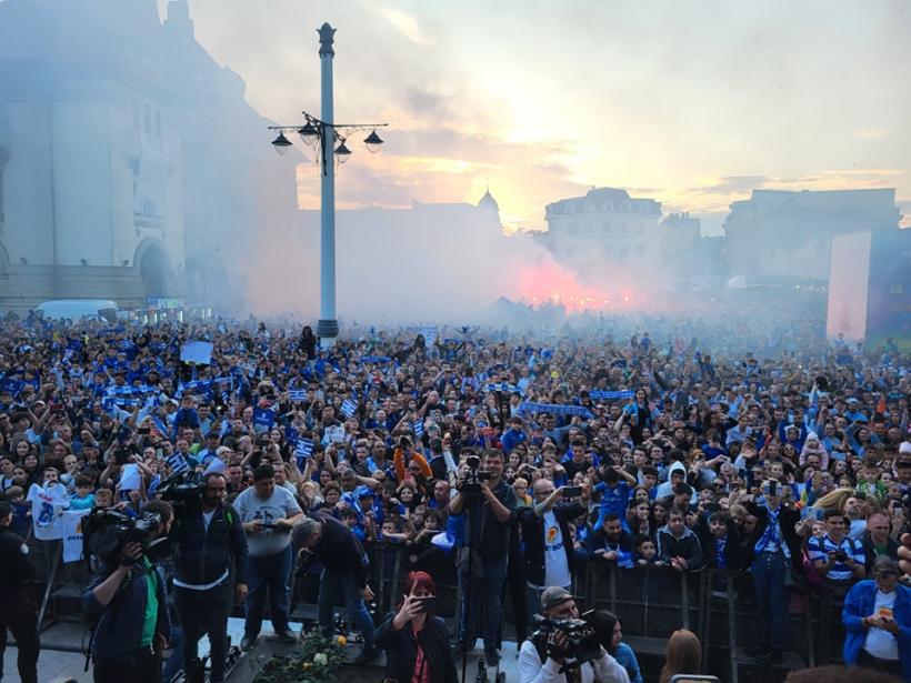 Campionii, sărbătoriți acasă: Hagi și Farul au scos mii de constănțeni în Piața Ovidiu 18840850