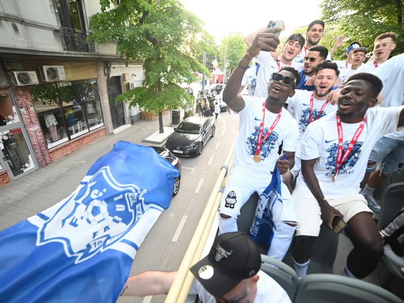 Campionii, sărbătoriți acasă: Hagi și Farul au scos mii de constănțeni în Piața Ovidiu 18840851