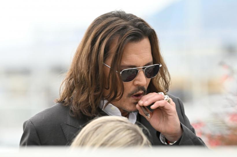 Johnny Depp și-a bătut joc de Hollywood la Festivalul de Film de la Cannes