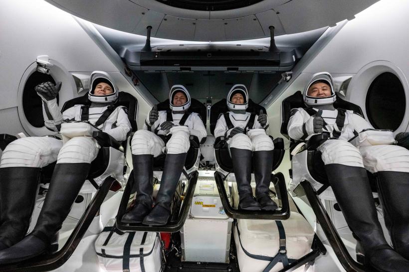 Capsula SpaceX care a transportat un fost astronaut NASA și trei turiști a ajuns pe stația spațială