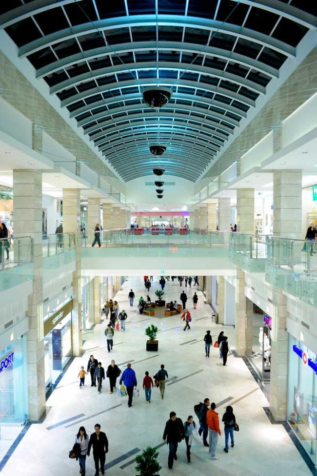 7 din 10 români merg la mall cel puțin o dată pe săptămână