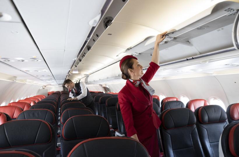 Trei însoțitori de zbor, concediați deoarece au râs de pasagerii care vorbeau stâlcit limba engleză