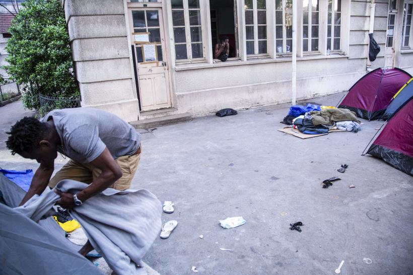 Franța gonește mii de oameni ai străzii din Paris înainte de Jocurile Olimpice. Migranții, duși în alte regiuni