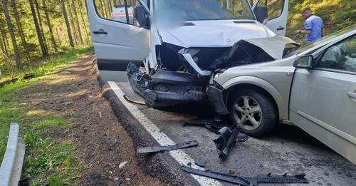 Un microbuz în care aflau 15 persoane, implicat într-un accident în județul Suceava