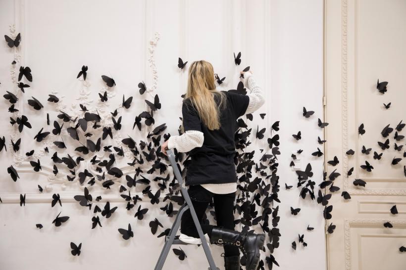 Muzeul Național de Artă Contemporană lansează joi noul sezon expozițional. Instalația vedetă: Black Cloud 18841267