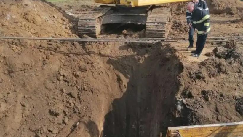 Doi muncitori prinşi sub un mal de pământ, în Caracal