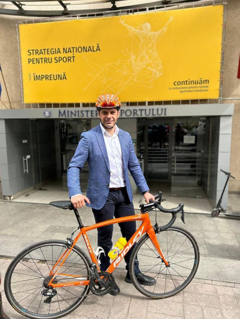 Ministrul Novak a plecat în pelerinaj cu bicicleta pentru susţinerea Ministerului Sportului