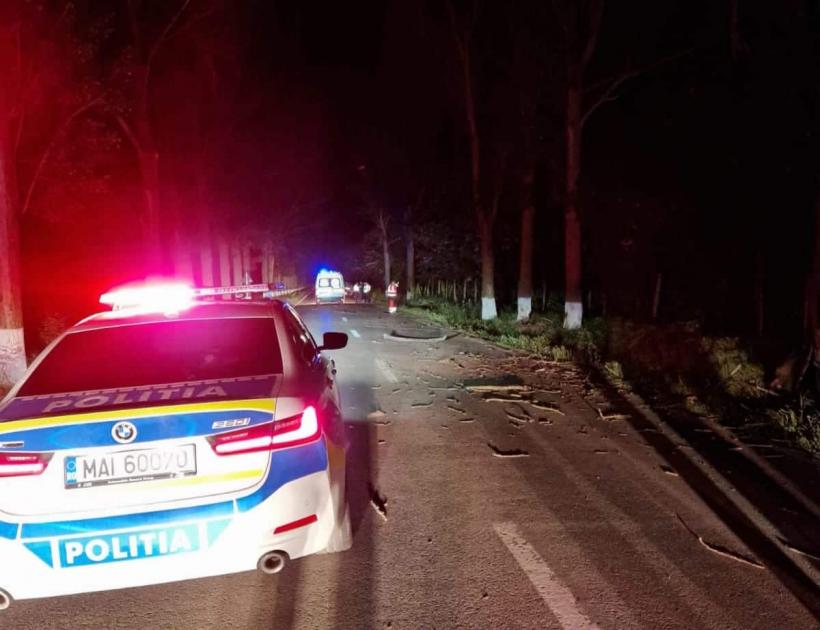 Un tânăr de 21 de ani a murit după ce s-a izbit cu mașina de un copac