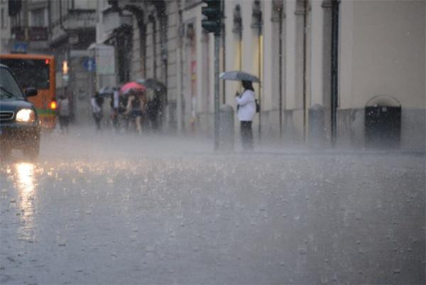 Weekend cu ploi și vijelii: Cod galben de instabilitate atmosferică în aproape toată țara. Cine scapă de vremea rea?