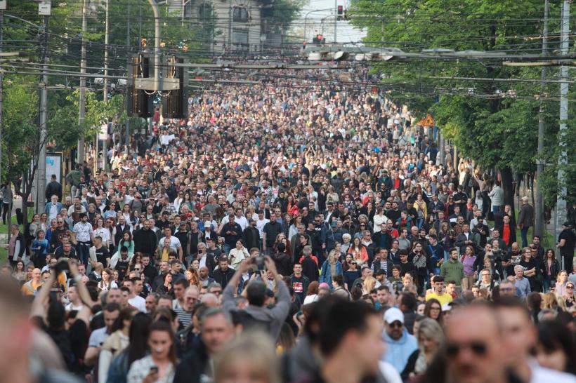 Crimele din Serbia: Zeci de mii de persoane au ieșit în stradă pentru a-l susține pe Vucic