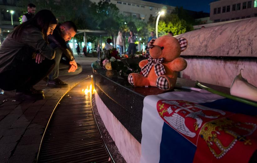 Crimele din Serbia: Zeci de mii de persoane au ieșit în stradă pentru a-l susține pe Vucic 18841692