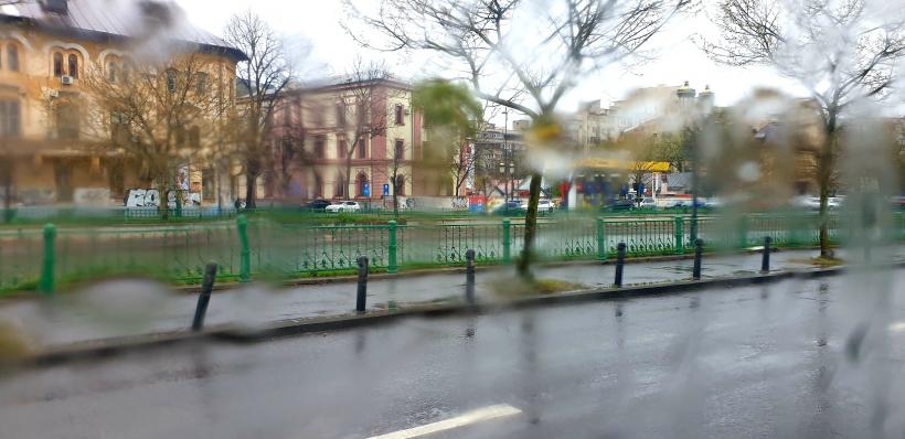 Vremea în Capitală: Vânt puternic, ploi și descărcări electrice 18841698