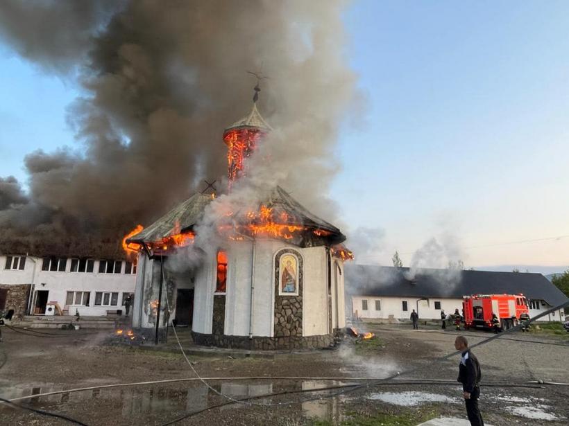 Incendiu uriaș la Mănăstirea Podu Coşnei: a ars paraclisul şi parţial corpul de chilii