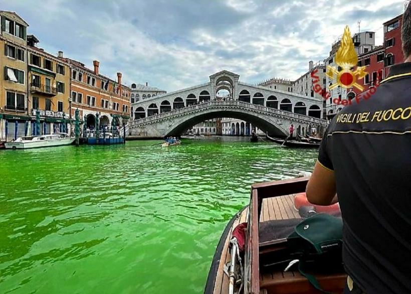 O parte din apa din canalul central al Veneției a devenit verde fluorescentă