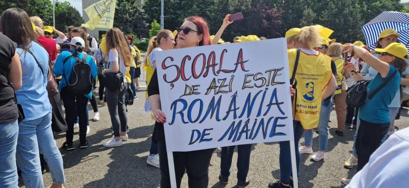 Circa 50% dintre români susțin greva profesorilor și sunt nemulțumiți de felul cum este gestionată criza de către guvern