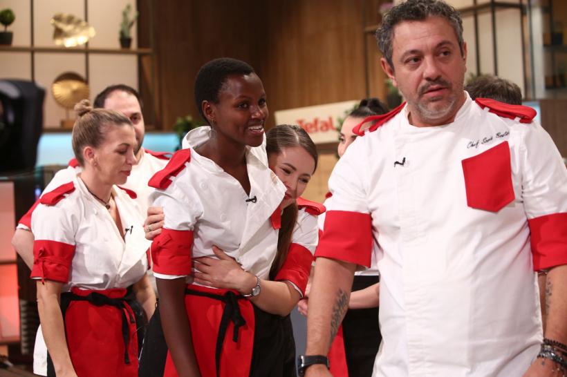 Chefi la cuțite, lider de audiență. Diseară, Chef Scărlătescu lovește cu o amuletă năucitoare! Chef Bontea: ”Cea mai urâtă amuletă! Nu poți găti nimic.” 18842163