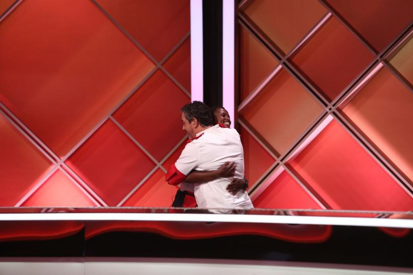 Chefi la cuțite, lider de audiență. Diseară, Chef Scărlătescu lovește cu o amuletă năucitoare! Chef Bontea: ”Cea mai urâtă amuletă! Nu poți găti nimic.” 18842164