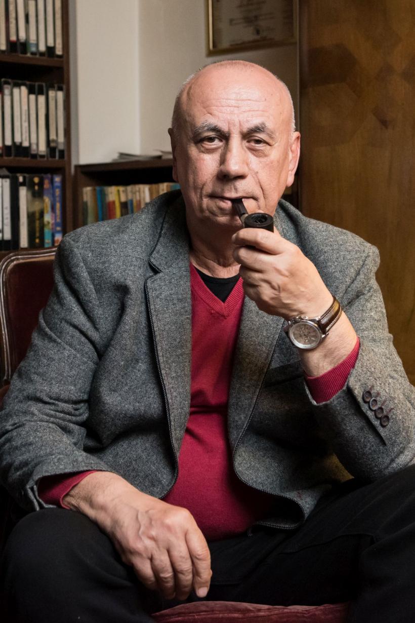 Regele cu pipă al romanelor polițiste românești 18842067