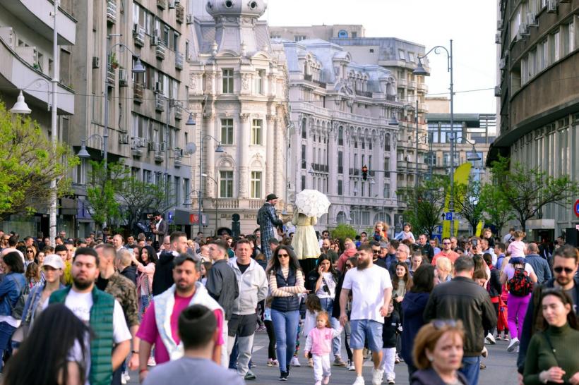 Minivacanța de 1 iunie sărbătorită la „Străzi deschise – Bucureşti” cu evenimente în aer liber și plimbări pietonale în cartierul Rahova şi pe Calea Victoriei. 18842201