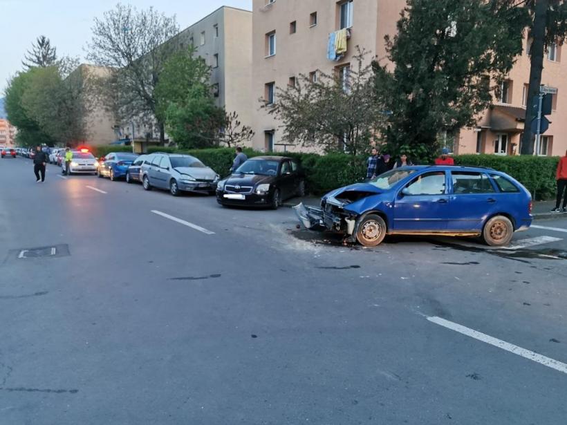 Beat la volan, a lovit cinci mașini parcate pe o stradă din Râmnicu Vâlcea