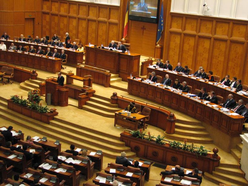 Parlamentul, anexa Guvernului. Din 97 de proiecte de lege aflate la vot final, 82 vizează adoptarea sau completarea ordonanțelor de urgență