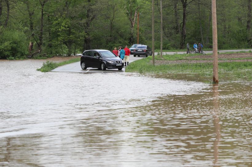 Urgie meteo! Cod galben de ploi torenţiale, cu descărcări electrice, grindină şi vijelii  18842508