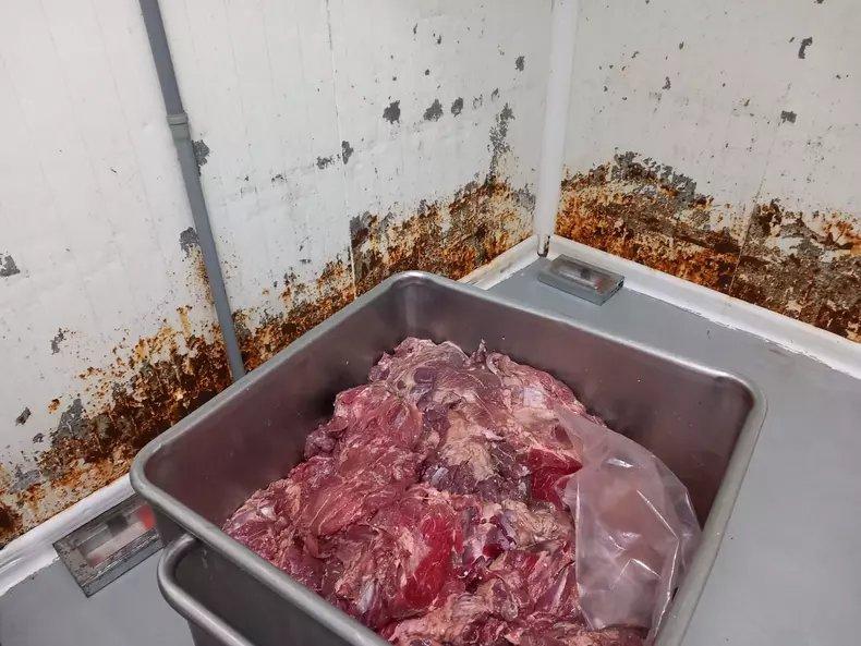 Fabrică de mezeluri din Ilfov, închisă de ANPC. Condiții insalubre de procesare a cărnii 18842527