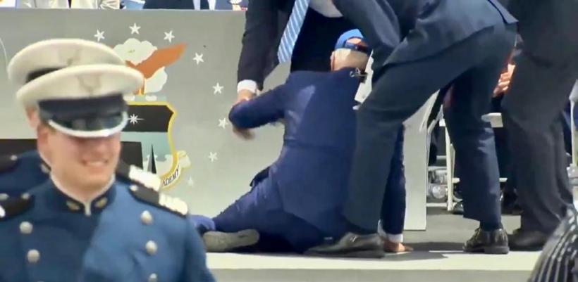 Joe Biden a căzut pe scenă la ceremonia de absolvire a Academiei Forțelor Aeriene