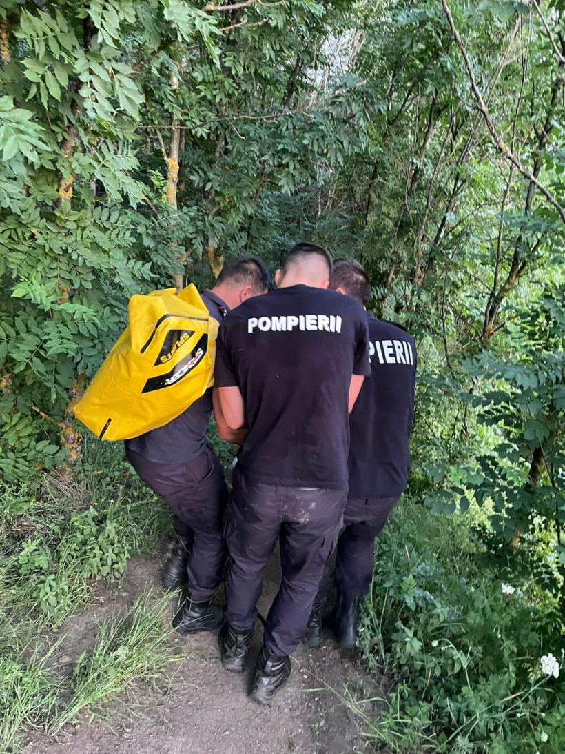 Turistă din București, luată cu targa din Munții Măcinului  18842660